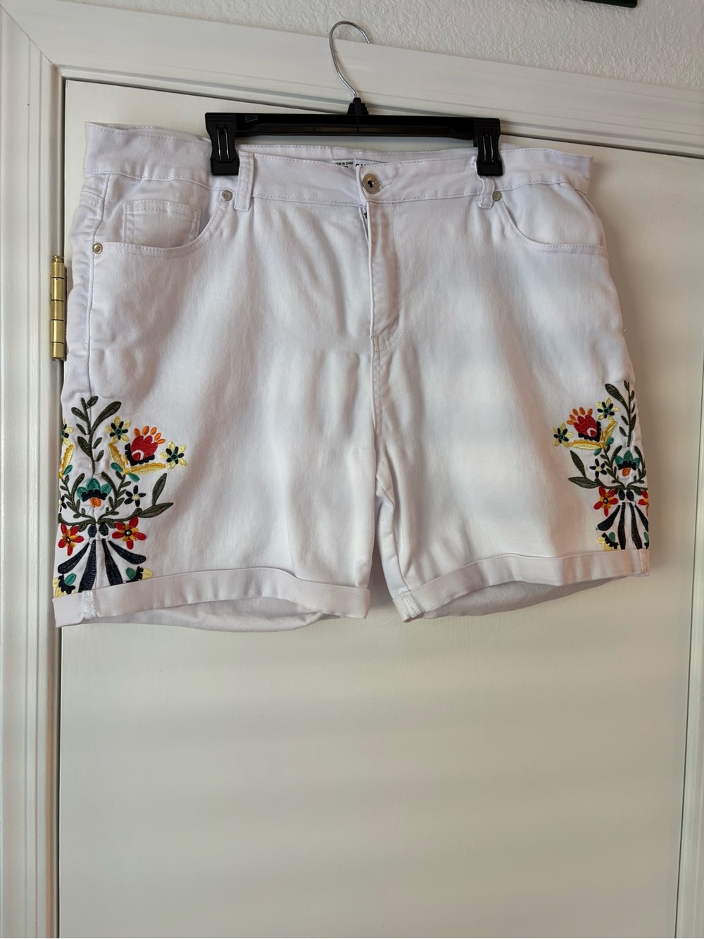 Size 22W White Embroidered Floral Jean Shorts